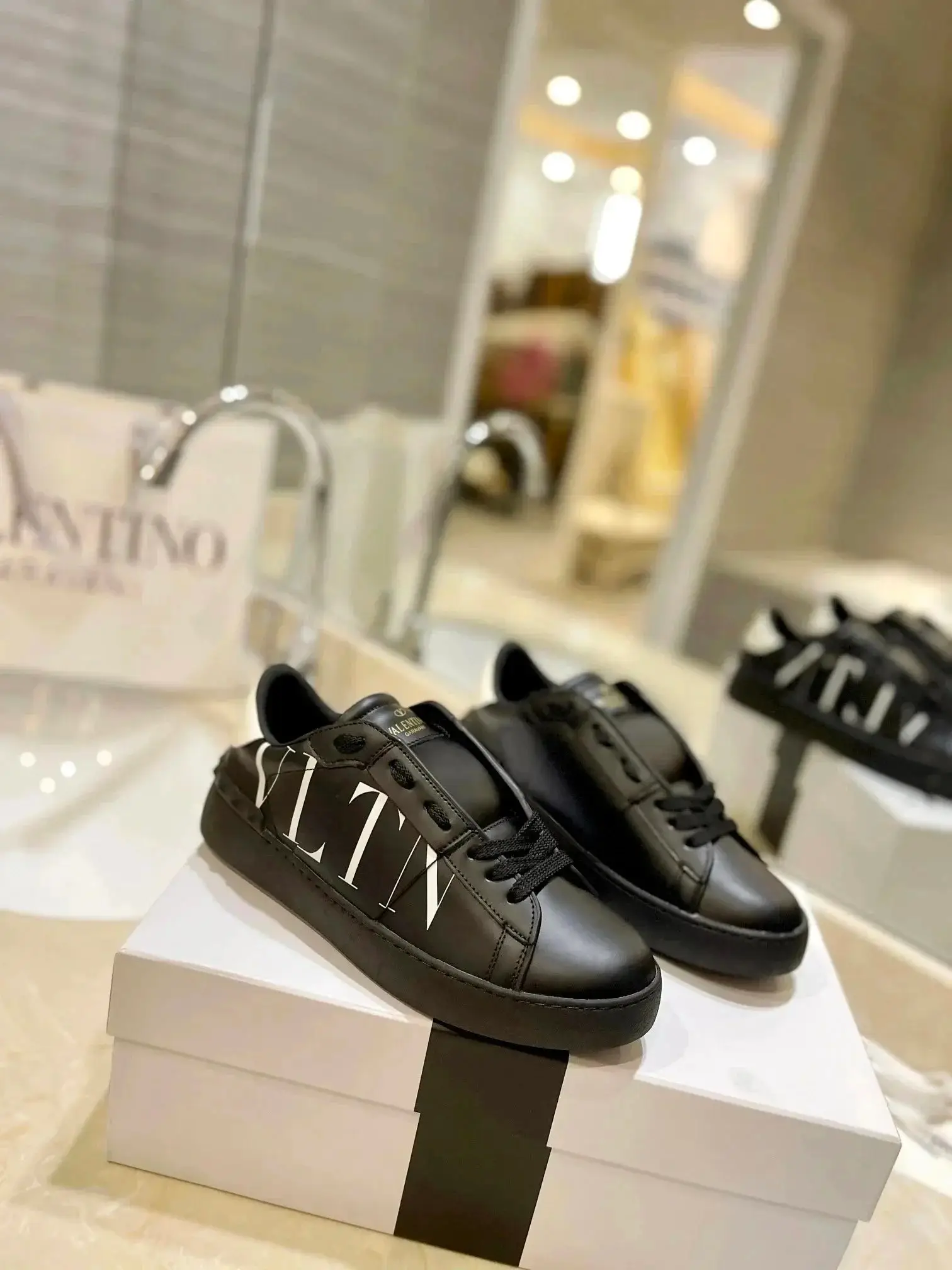 Valentino Sneakers 3